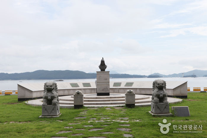 Statue of Jang Bo-go at the site of Chung-Jeong's Ruins - Wando-gun, Jeonnam, Korea (https://codecorea.github.io)