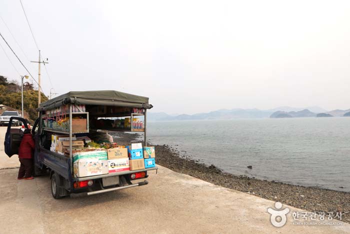 Allzweck-LKWs, die den täglichen Bedarf an die Bewohner verkaufen - Yeosu, Jeonnam, Korea (https://codecorea.github.io)