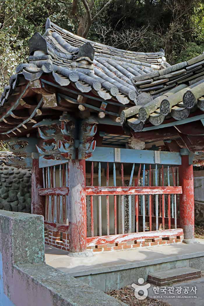 2 monumentos almacenados en una puerta filial - Yeosu, Jeonnam, Corea (https://codecorea.github.io)