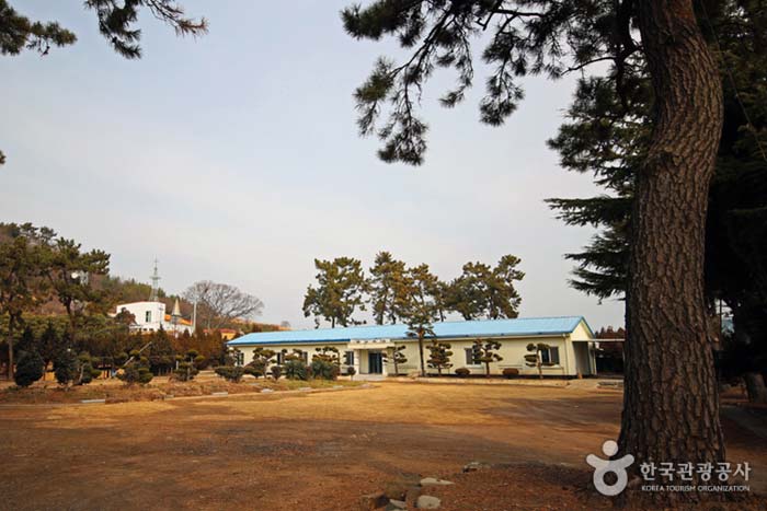 Geschlossene Rotgoldschule - Yeosu, Jeonnam, Korea (https://codecorea.github.io)