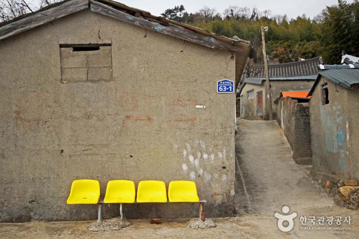 Скамья установлена для пожилых людей - Йосу, Чоннам, Корея (https://codecorea.github.io)