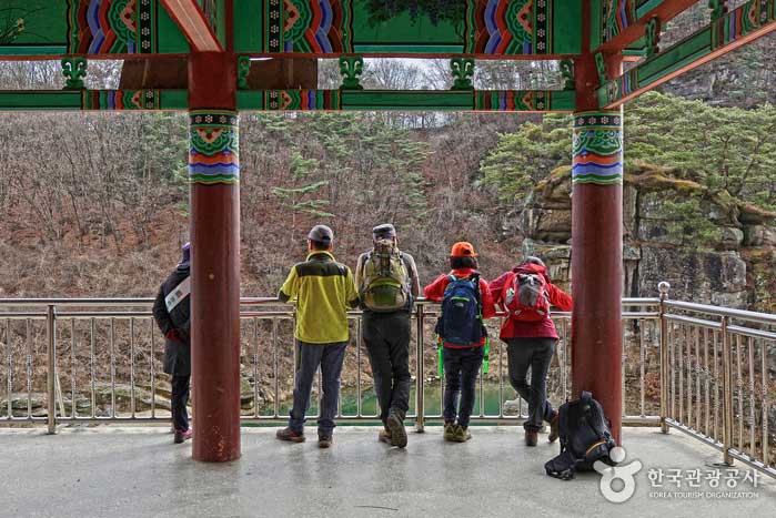 Les voyageurs regardant la rivière Hantan depuis Goseokjeong - Cheorwon-gun, Gangwon-do, Corée (https://codecorea.github.io)