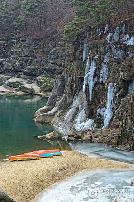 A huge icicle ran on a rocky cliff - Cheorwon-gun, Gangwon-do, Korea (https://codecorea.github.io)