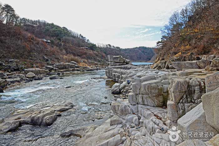 Die Form des seltsamen Felsens, der vom Hantan River gebildet wird - Cheorwon-Pistole, Gangwon-do, Korea (https://codecorea.github.io)