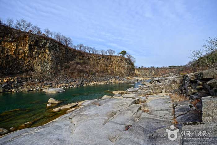 Segment de roche déchiquetée - Cheorwon-gun, Gangwon-do, Corée (https://codecorea.github.io)