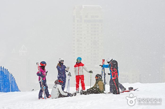 Skiers relaxing on snowy slopes - Pyeongchang-gun, Gangwon, South Korea (https://codecorea.github.io)