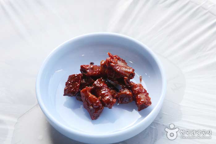 Toss with red crab seasoned with seasoned red snow crab - Sokcho, Gangwon, South Korea (https://codecorea.github.io)