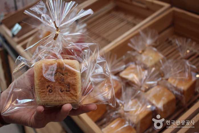 Milk cube bread produced in-house - Gochang-gun, Jeonbuk, Korea (https://codecorea.github.io)