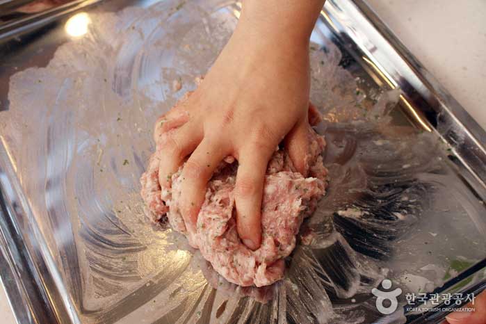 El proceso de hacer salchichas: amasar a mano - Gochang-gun, Jeonbuk, Corea (https://codecorea.github.io)