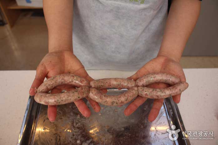 Sausage making process: makes a shape - Gochang-gun, Jeonbuk, Korea (https://codecorea.github.io)