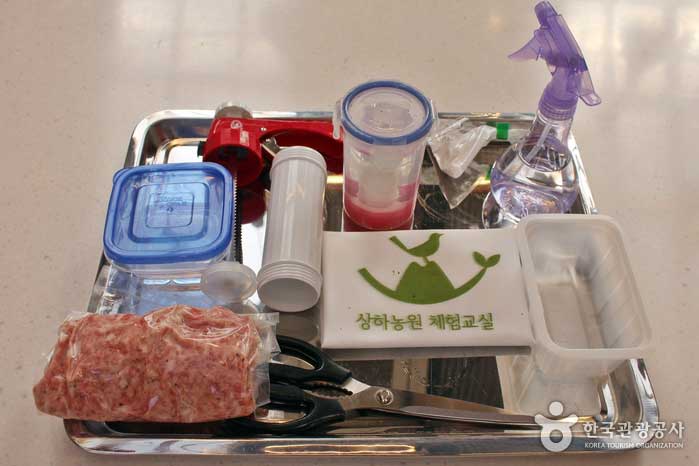Proceso de fabricación de salchichas: tome los ingredientes de la salchicha - Gochang-gun, Jeonbuk, Corea (https://codecorea.github.io)