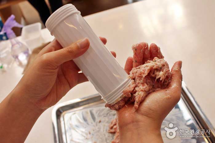 Proceso de fabricación de salchichas: poner carne en el cuerpo de relleno - Gochang-gun, Jeonbuk, Corea (https://codecorea.github.io)
