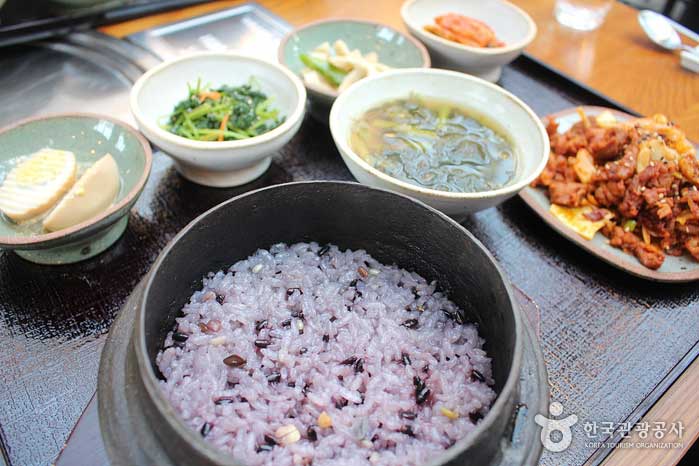 Вкусная еда сверху и снизу - Гочан-гун, Чонбук, Корея (https://codecorea.github.io)