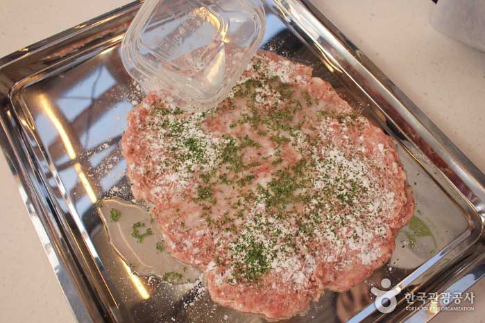 Proceso de elaboración de salchichas: espolvoree almidón, agua, etc. sobre la carne picada - Gochang-gun, Jeonbuk, Corea (https://codecorea.github.io)