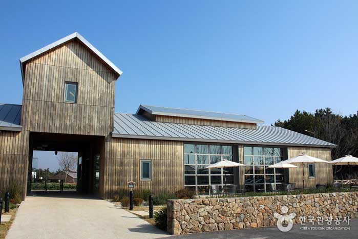 Hofhalle mit Bauernmarkt und Ausstellungshalle - Gochang-gun, Jeonbuk, Korea (https://codecorea.github.io)