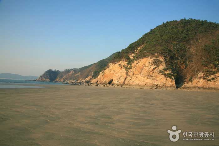 Пляжный пейзаж во время отлива - Taean-gun, Южная Корея (https://codecorea.github.io)