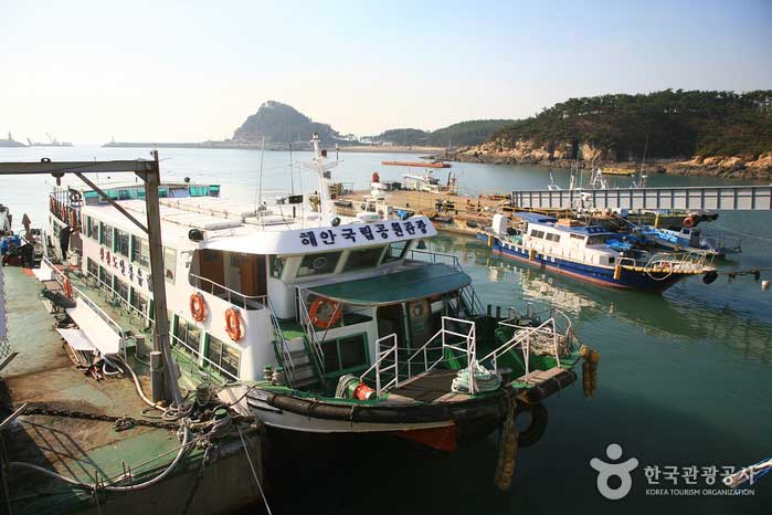 Vergnügungsboote vom Hafen von Sinjindo - Taean-gun, Südkorea (https://codecorea.github.io)
