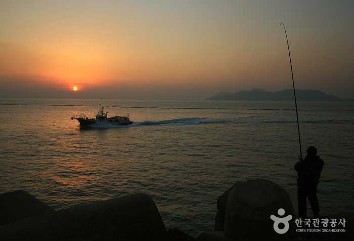 Sonnenuntergang vom Sinjindo Port Maddo Wellenbrecher aus gesehen - Taean-gun, Südkorea (https://codecorea.github.io)