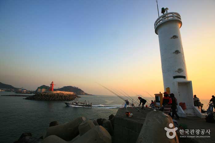 Breakwaters and lighthouses that lead to maternity and magic - Taean-gun, South Korea (https://codecorea.github.io)