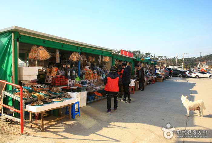 Tiendas de pescado seco en el puerto de Sinjindo - Taean-gun, Corea del Sur (https://codecorea.github.io)