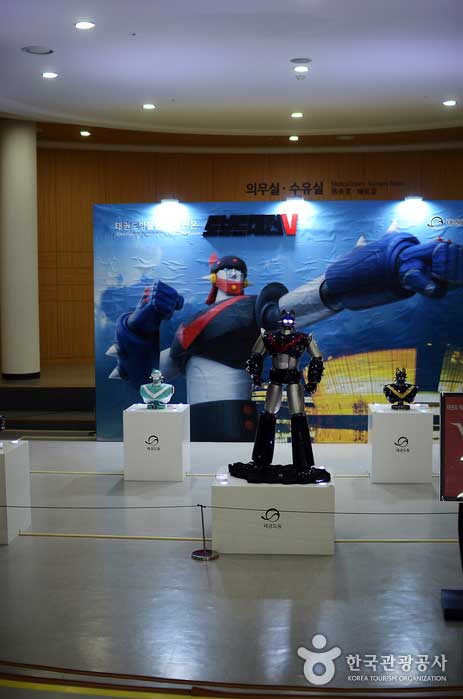 Robot Taekwon V visite le musée de Taekwondo - Muju-gun, Jeonbuk, Corée (https://codecorea.github.io)