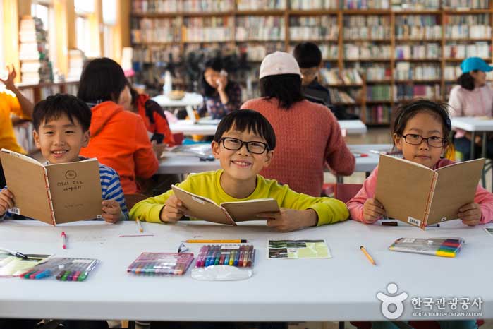 Kinder, die Bücher mit der fünfstabilen Stabilisierungsmethode herstellen - Gochang-gun, Jeonbuk, Korea (https://codecorea.github.io)