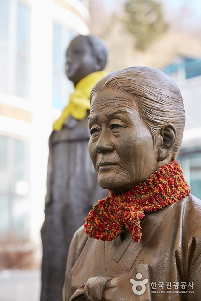 Бюст бабушки `` женщин для утех '' у входа в Японский музей истории женщин для утех - Кванджу, Кёнги, Южная Корея (https://codecorea.github.io)