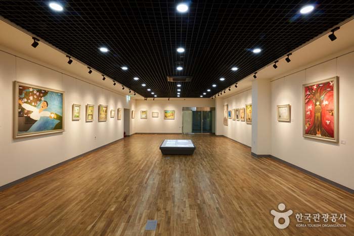 一個圖片展覽，展出了祖母畫的20多幅畫 - 韓國京畿道光州 (https://codecorea.github.io)