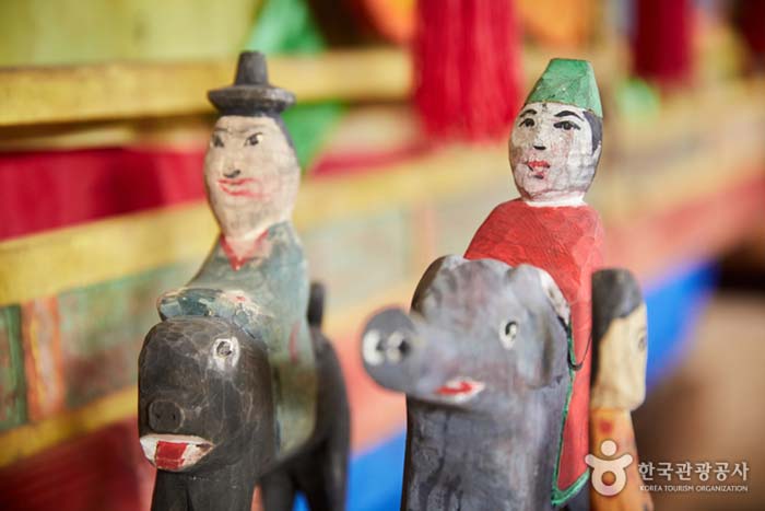 Expression joyeuse de marionnettes pour accompagner le voyage du mort - Gwangju, Gyeonggi, Corée du Sud (https://codecorea.github.io)