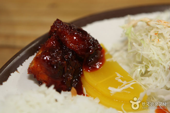 Un morceau de côtelette de porc épicée (dinda) pour la dégustation - Yeongdeungpo-gu, Séoul, Corée (https://codecorea.github.io)