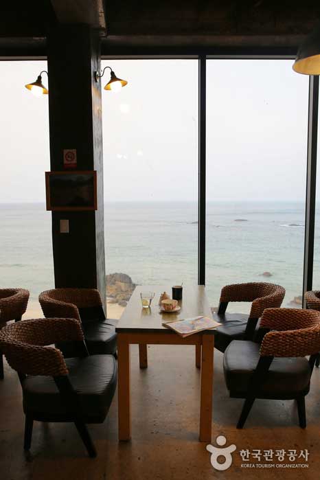Attractive glass windows overlooking the sea - Gangneung, South Korea (https://codecorea.github.io)