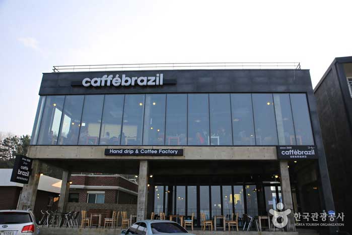 Cafe Brasil, ein modernes zweistöckiges Gebäude - Gangneung, Südkorea (https://codecorea.github.io)