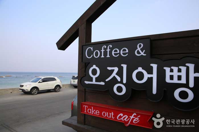 Ein Marshmallow- und Tintenfischbrotladen am Strand von Yeongjin - Gangneung, Südkorea (https://codecorea.github.io)
