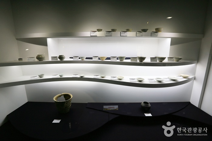 Artefactos de excavación que van desde loza de patrón plano hasta porcelana blanca - Seongnam, Gyeonggi-do, Corea (https://codecorea.github.io)