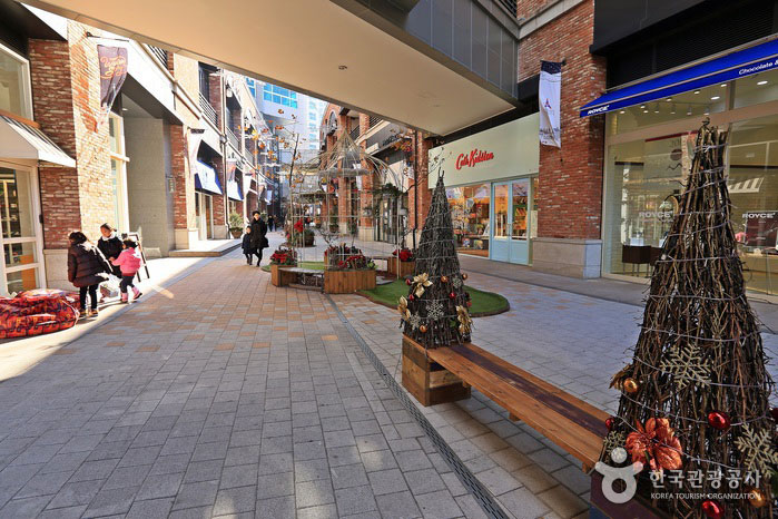 Tiendas de moda y restaurantes a lo largo de bonitos callejones. - Seongnam, Gyeonggi-do, Corea (https://codecorea.github.io)
