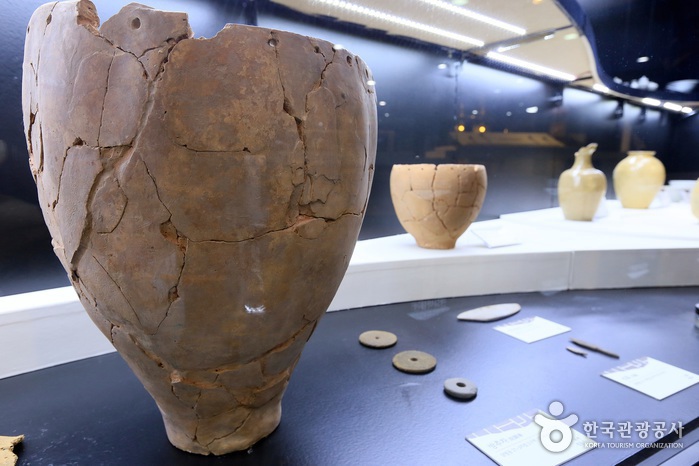 Verschiedene Steingut- und Töpferwaren sind ausgestellt - Seongnam, Gyeonggi-do, Korea (https://codecorea.github.io)