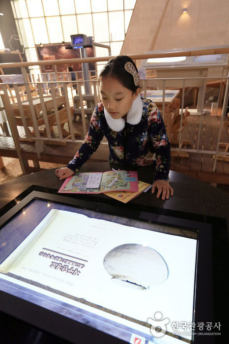 Besucher erleben das Ausgrabungserlebnis mit dem Touchscreen - Seongnam, Gyeonggi-do, Korea (https://codecorea.github.io)