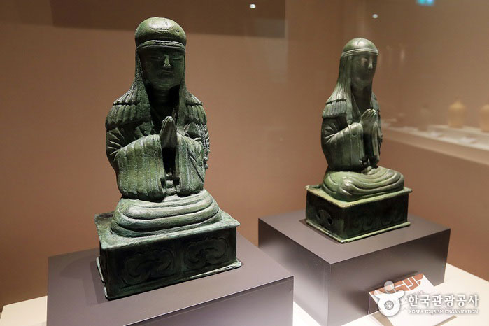Estatua de bronce del Bodhisattva excavada durante la dinastía Koryo - Seongnam, Gyeonggi-do, Corea (https://codecorea.github.io)