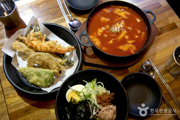Das Menü von Tteok Sarong reicht für 2 Personen - Jongno-gu, Seoul, Korea (https://codecorea.github.io)