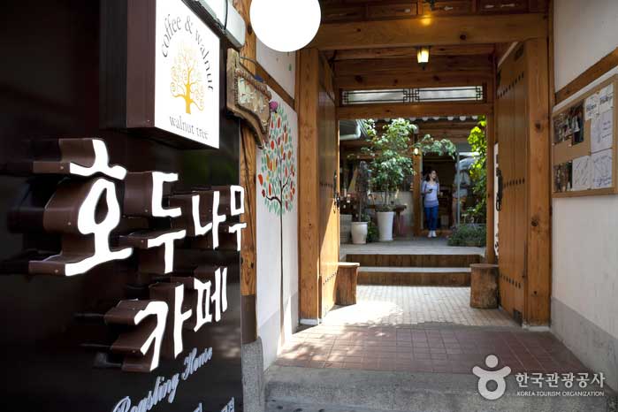 Ореховое дерево кафе отремонтировано Ханок - Чонно-гу, Сеул, Корея (https://codecorea.github.io)