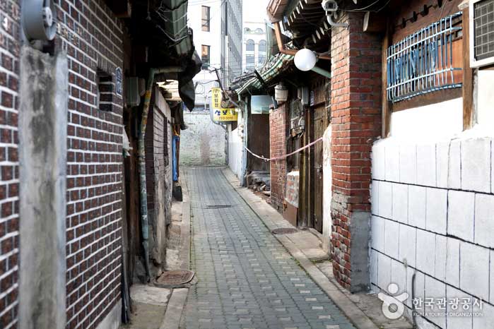 Une ruelle menant à Insadong 3-gil - Jongno-gu, Séoul, Corée (https://codecorea.github.io)