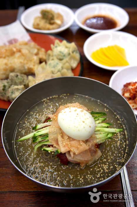 Assortiment de boulettes et «nouilles pung» de «boulette à la main Bukchon» - Jongno-gu, Séoul, Corée (https://codecorea.github.io)
