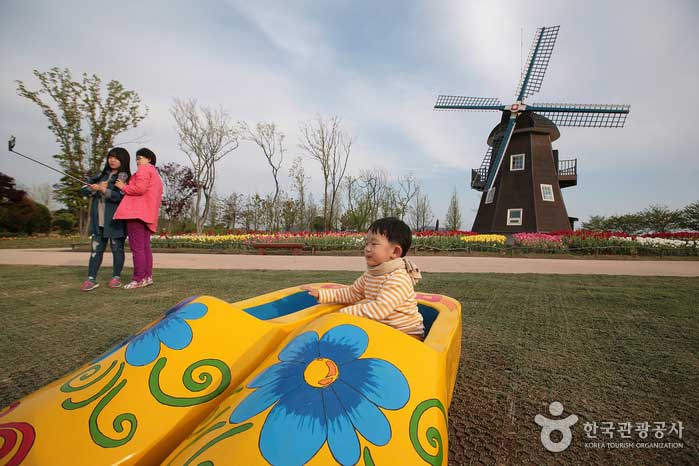 Kinder haben Spaß im holländischen Garten - Suncheon, Jeonnam, Korea (https://codecorea.github.io)