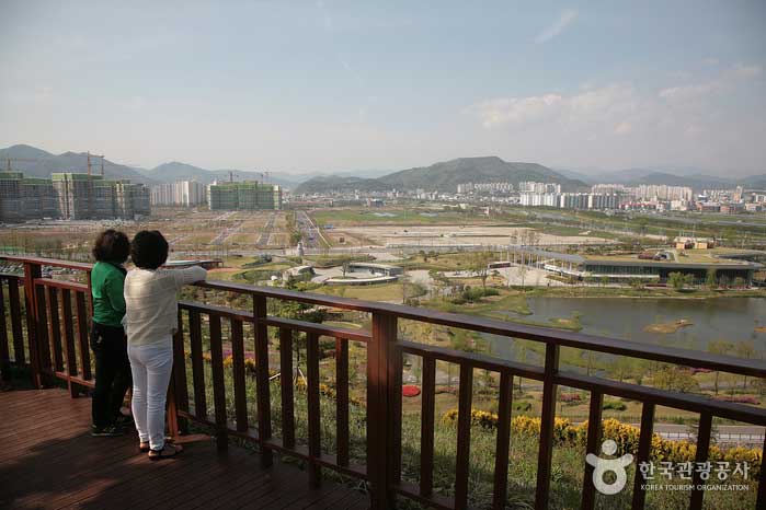 Visiteurs observant le paysage depuis l'Observatoire de l'Arboretum - Suncheon, Jeonnam, Corée (https://codecorea.github.io)