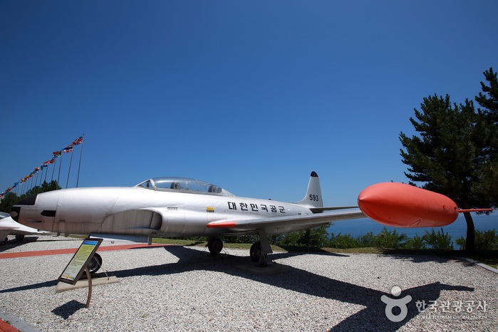 山上的露天展覽館裡有幾架飛機和戰鬥機。 - 韓國江陵市 (https://codecorea.github.io)