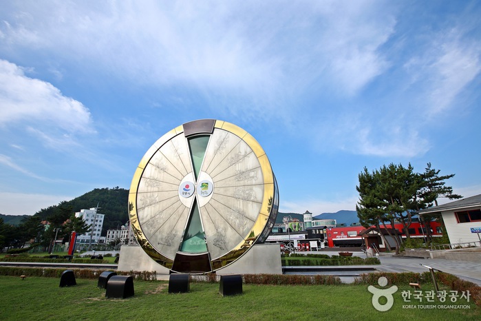 Sanduhrpark mit riesiger Millennium-Sanduhr - Gangneung, Südkorea (https://codecorea.github.io)