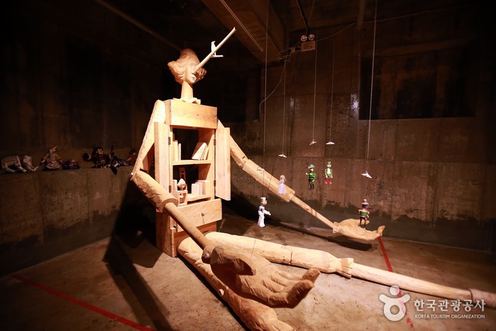 Travaux d'exposition à l'intérieur du Musée d'Art Pinocchio - Gangneung, Corée du Sud (https://codecorea.github.io)