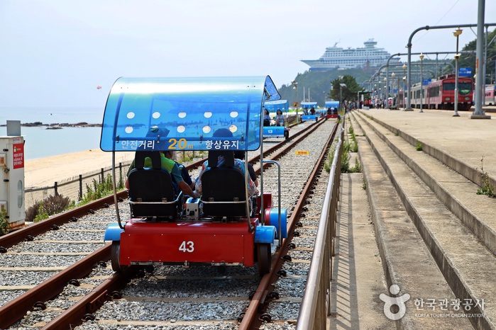 Железнодорожный велосипед Jeongdongjin проходит вдоль моря - Каннын, Южная Корея (https://codecorea.github.io)