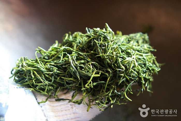 Hadong wild tea made after boiling - Hadong-gun, Gyeongnam, Korea (https://codecorea.github.io)