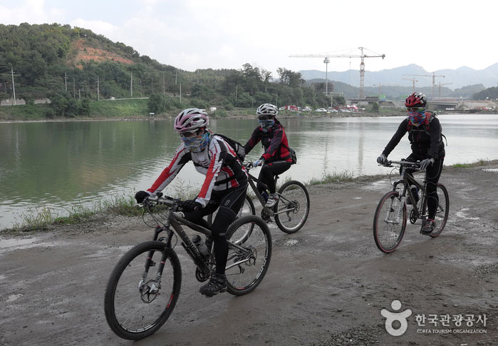 Des cyclistes se sont rencontrés au King of Water Reservoir - Siheung, Gyeonggi-do, Corée (https://codecorea.github.io)